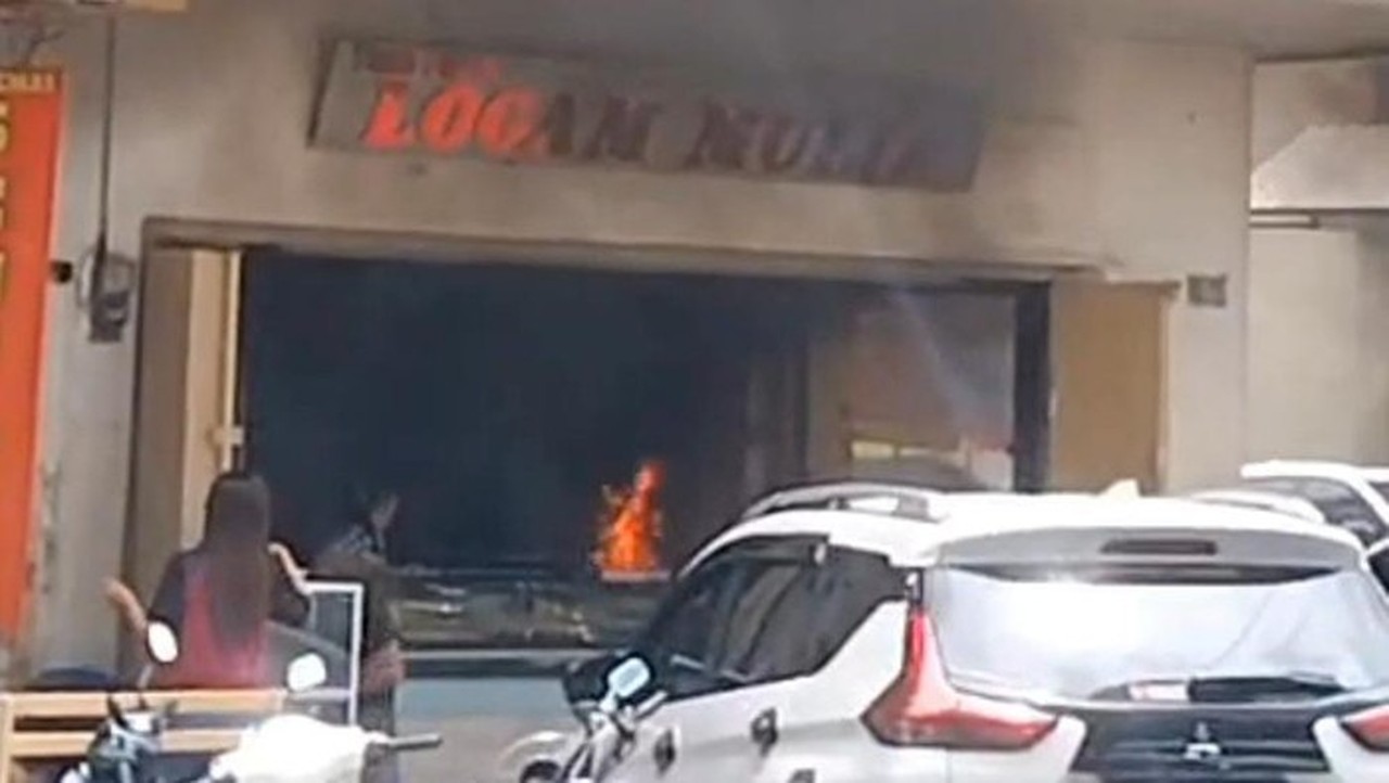 Emak-emak di Makassar Lempar Molotov, Toko Emas Logam Mulia Terbakar Hebat