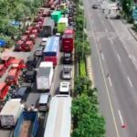 Sopir Angkot Demo Tutup Jalan Jenderal Ahmad Yani, Bekasi Macet Parah
