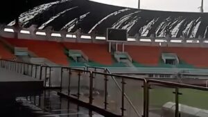 Atap Stadion Pakansari Bogor Roboh Diterjang Angin Kencang, Satu Pedagang Terluka