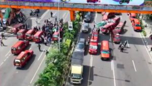Sopir Angkot Bekasi Demo Tutup Jalan Protes Operasional Bus Trans Beken