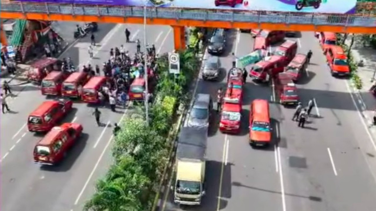 Sopir Angkot Bekasi Demo Tutup Jalan Protes Operasional Bus Trans Beken