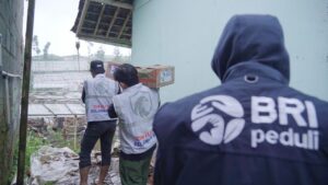BRI Peduli Turun Tangan Bantu Warga Cisarua Bandung Barat Pasca Banjir dan Longsor