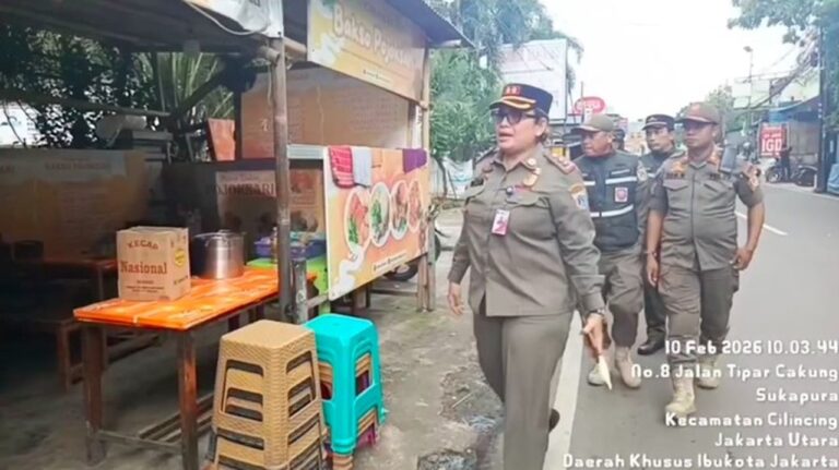 Satpol PP Cilincing: Kedai Bakso di Jakut Berjualan di Lahan Masjid, Bukan Trotoar