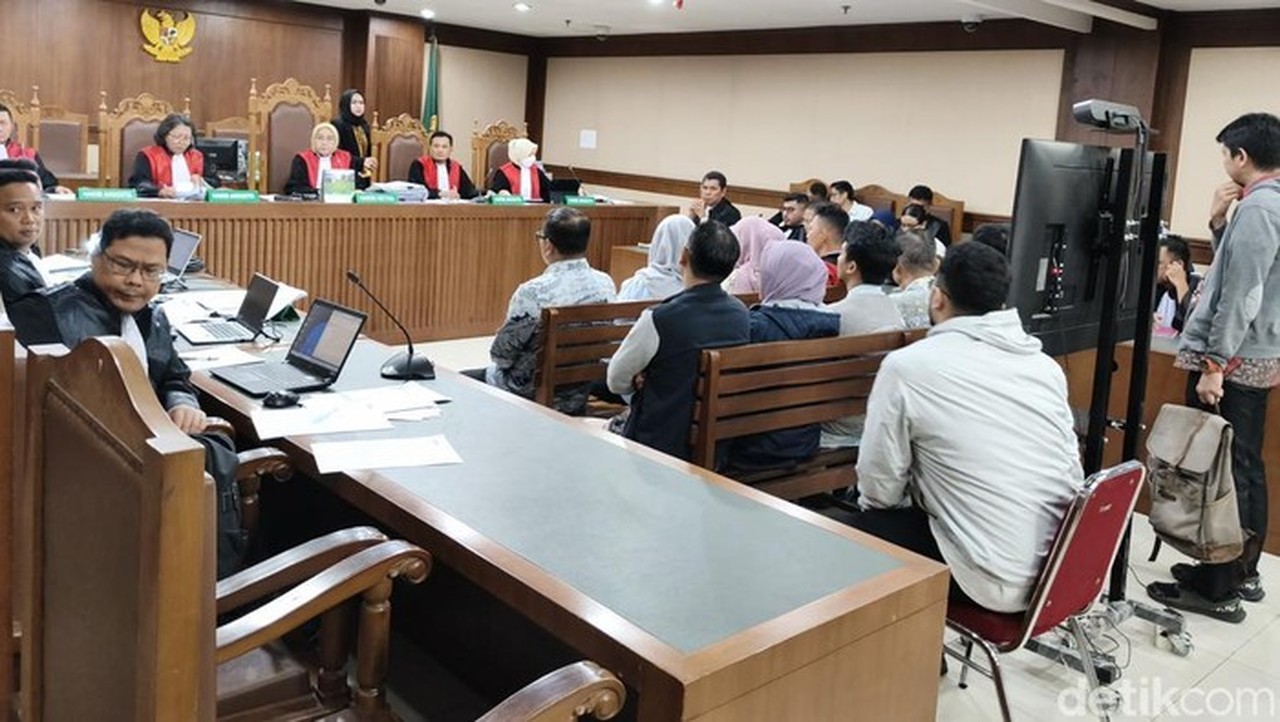 Hakim Perintahkan Bupati Buol Kembalikan Duit USD 10 Ribu, Bukan Motor Harley Hakim Perintahkan Bupati Buol Kembalikan Duit USD 10 Ribu, Bukan Motor Harley