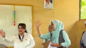Momen Kocak Guru di Sumbar Salah Ucap Nama Kementerian Saat Sambut Istri Menteri