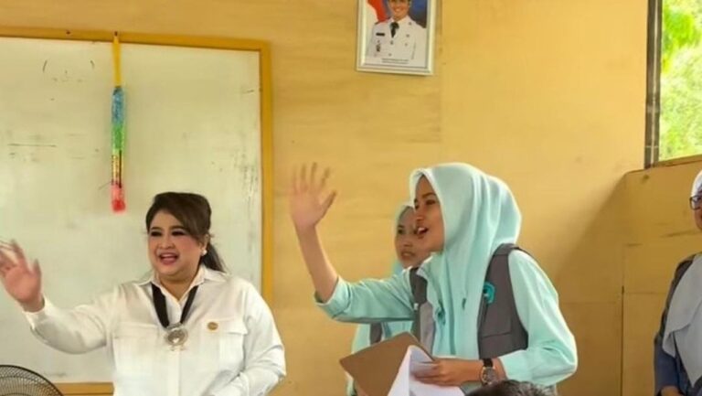 Momen Kocak Guru di Sumbar Salah Ucap Nama Kementerian Saat Sambut Istri Menteri