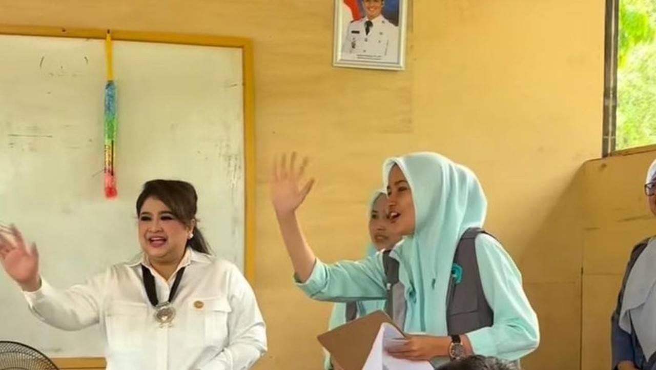 Momen Kocak Guru di Sumbar Salah Ucap Nama Kementerian Saat Sambut Istri Menteri
