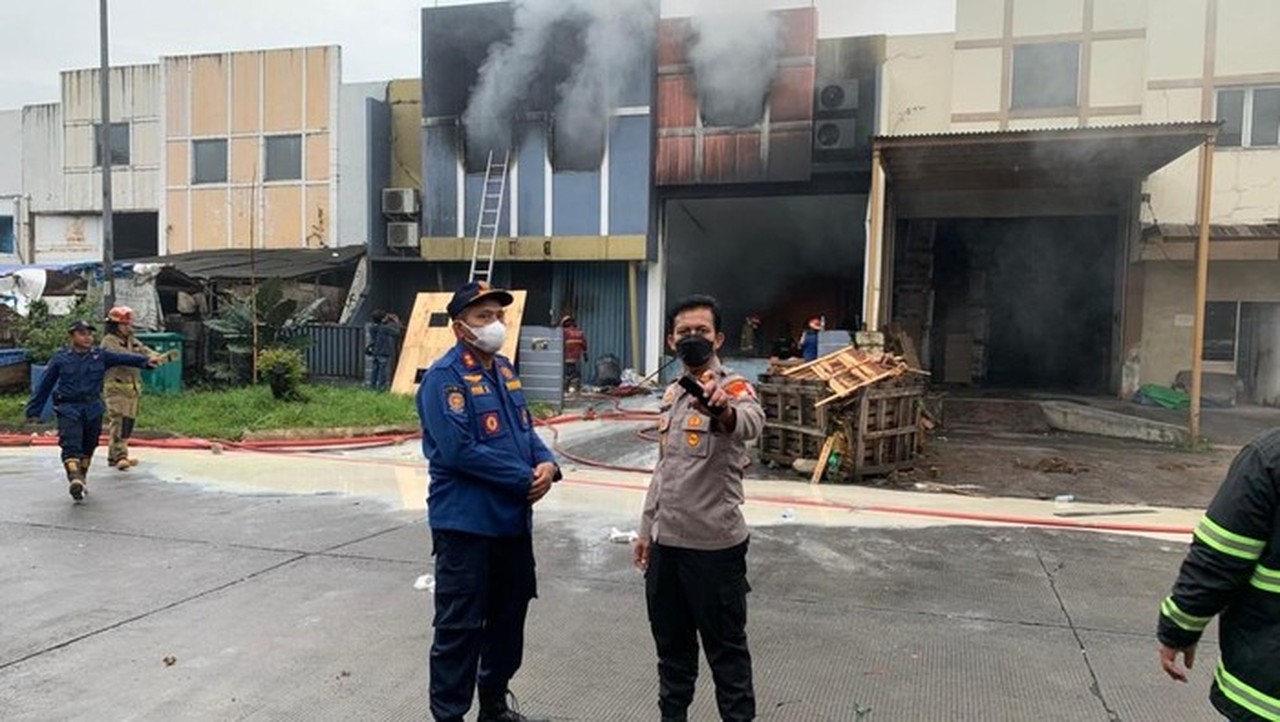 Polisi Periksa 7 Saksi Kasus Kebakaran Gudang Pestisida yang Cemari Sungai Cisadane Polisi Periksa 7 Saksi Kasus Kebakaran Gudang Pestisida yang Cemari Sungai Cisadane