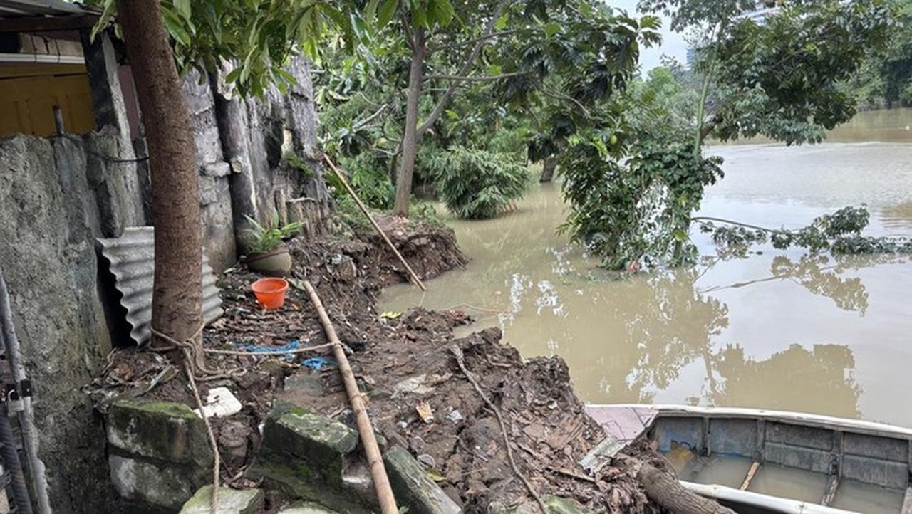 Longsor Hutan Bambu Bekasi: Jalan Terputus, Saung Hanyut, Fasilitas Wisata Rusak Parah Longsor Hutan Bambu Bekasi: Jalan Terputus, Saung Hanyut, Fasilitas Wisata Rusak Parah