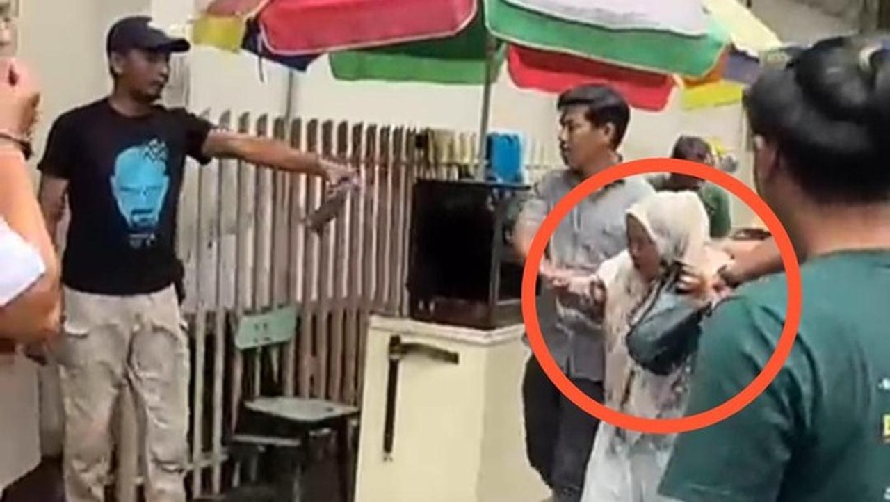 Emak-emak di Makassar Gasak Perhiasan Rp 2 Miliar Usai Bakar Toko Emas Emak-emak di Makassar Gasak Perhiasan Rp 2 Miliar Usai Bakar Toko Emas