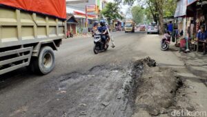 Jalan Rusak Berat 200 Km di Lebak Banten Hambat Akses Warga dan Ekonomi