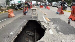 Lubang Menganga di Jalan Sholeh Iskandar Bogor Sebabkan Kemacetan Parah