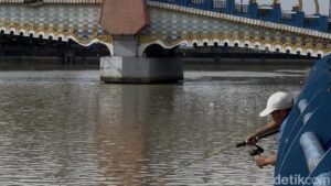 Warga Kembali Memancing di Sungai Cisadane Tercemar Pestisida Pascakebakaran Pabrik