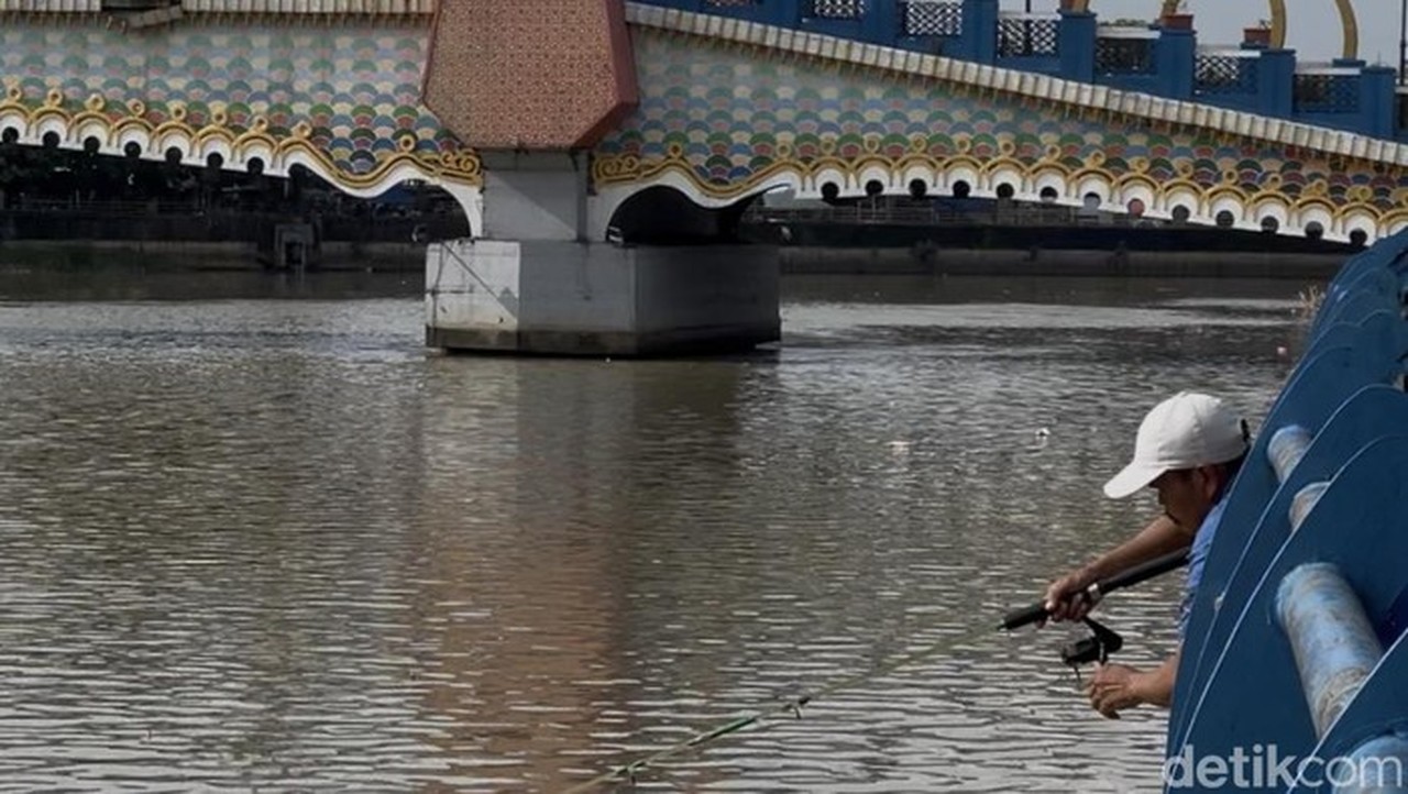 Warga Kembali Memancing di Sungai Cisadane Tercemar Pestisida Pascakebakaran Pabrik