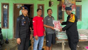 Brimob Polda Metro Berbagi Sembako di Sukamakmur Bekasi dalam Program Jumat Peduli