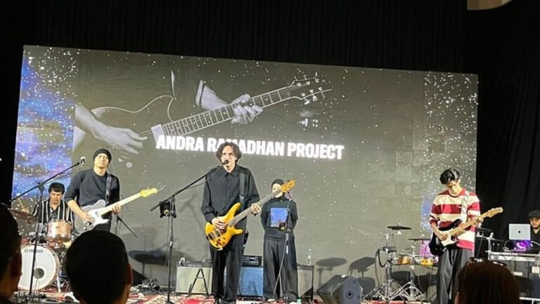 Andra Ramadhan Ungkap Rahasia Gitar Andalan untuk Panggung: ‘Helix Paling User Friendly’
