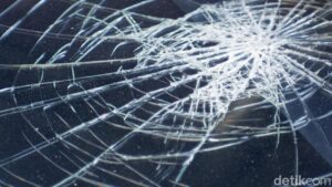 Pemotor Terluka Parah Setelah Seruduk Mobil yang Tabrak Pohon di Kebon Jeruk