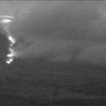 Gunung Semeru Erupsi Dua Kali Malam Ini, Semburkan Awan Panas Sejauh 4 Kilometer