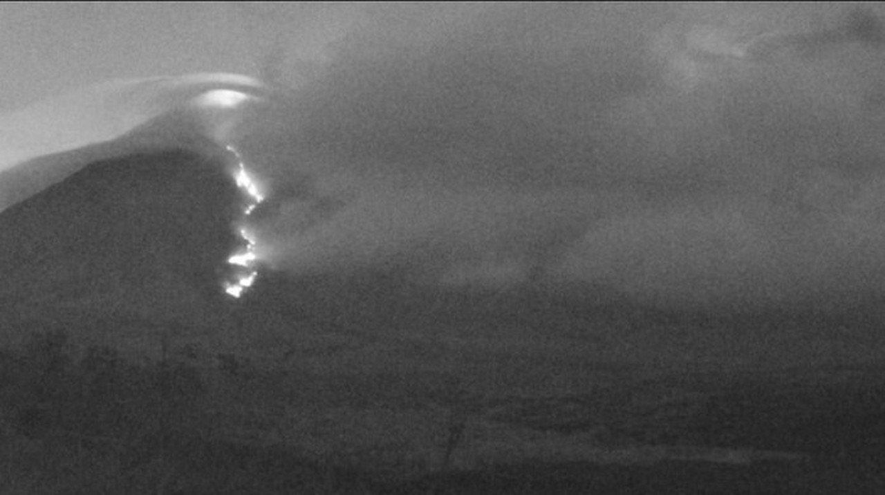 Gunung Semeru Erupsi Dua Kali Malam Ini, Semburkan Awan Panas Sejauh 4 Kilometer