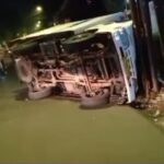 Mobil Boks Oleng di Bogor, Terguling Tabrak Tiang Listrik, 2 Orang Luka