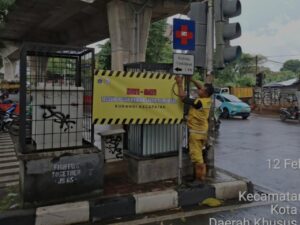 Waspada Jalan Berlubang, Pemprov DKI Pasang Spanduk Peringatan di Sejumlah Titik Jakarta