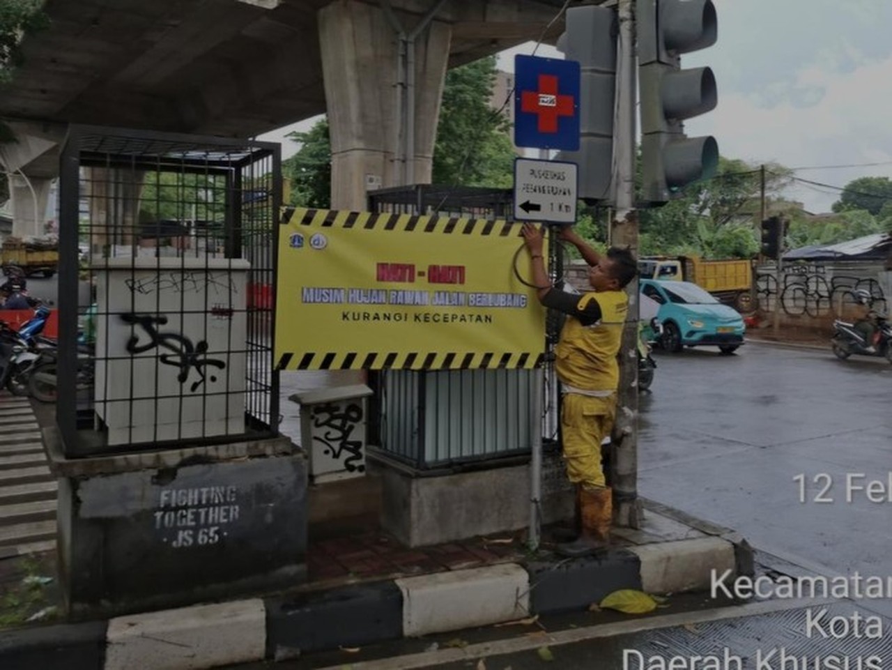 Waspada Jalan Berlubang, Pemprov DKI Pasang Spanduk Peringatan di Sejumlah Titik Jakarta