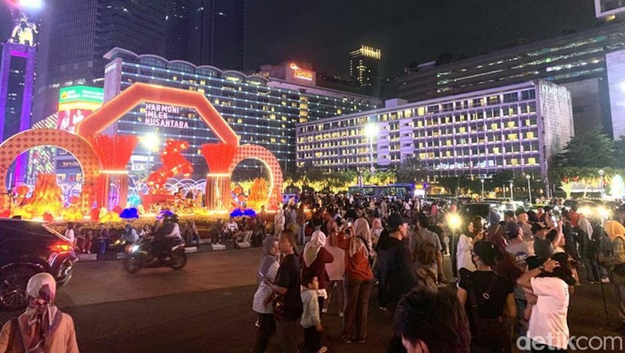 Festival Imlek Bundaran HI Banjir Pengunjung, Warga Antusias Cari Spot Foto Terbaik