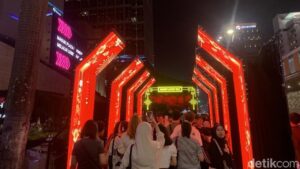 Lampion Merah Hiasi Bundaran HI, Ribuan Warga Rayakan Festival Imlek 2026