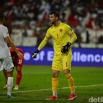 Simon Tahamata Sambut Kepindahan Maarten Paes ke Ajax: Ikut Senang Meski Belum Membaca Berita