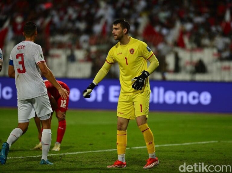Simon Tahamata Sambut Kepindahan Maarten Paes ke Ajax: Ikut Senang Meski Belum Membaca Berita