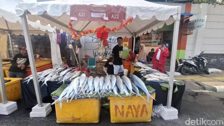 Jelang Imlek, Pedagang Bandeng di Rawa Belong Raup Omzet Jutaan Rupiah