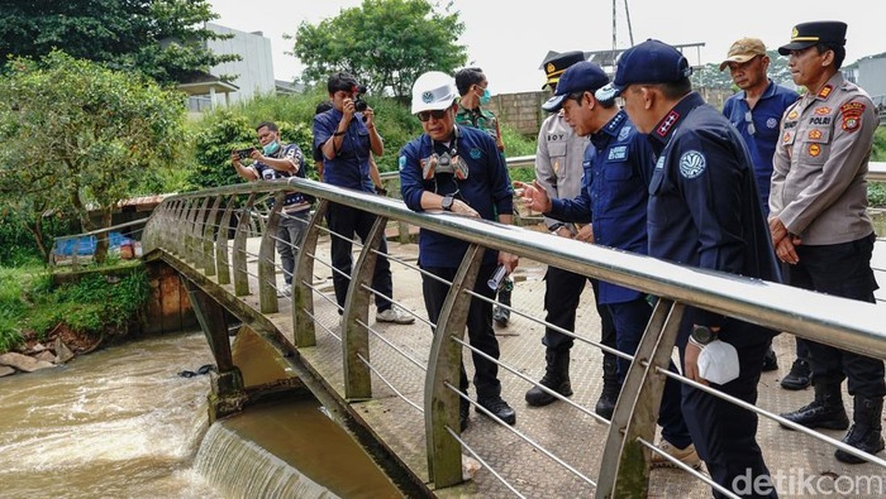 Sungai Cisadane Tercemar Pestisida, KLH Ambil Sampel dan Tabur Karbon Aktif Sungai Cisadane Tercemar Pestisida, KLH Ambil Sampel dan Tabur Karbon Aktif