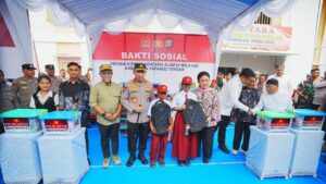 Kapolri dan Titiek Soeharto Tinjau Huntara Korban Banjir Tapteng, Salurkan Bantuan