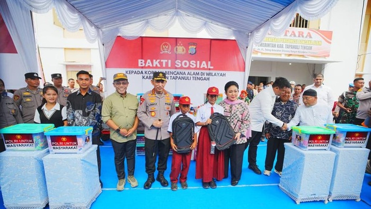 Kapolri dan Titiek Soeharto Tinjau Huntara Korban Banjir Tapteng, Salurkan Bantuan