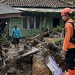 Tembok Penahan Tanah Longsor di Puncak Bogor, 3 Rumah Tertimpa, 12 KK Mengungsi