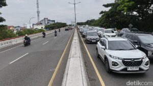 Long Weekend Imlek 2026: Kemacetan Parah di Gerbang Tol Pasteur Bandung