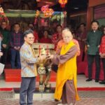 Cak Imin Rayakan Imlek di Vihara Jakarta Barat, Bagikan Sembako dan Serukan Kemanusiaan