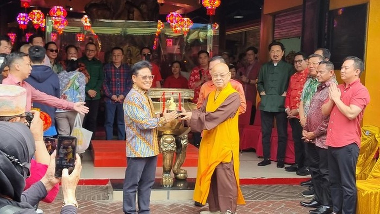 Cak Imin Rayakan Imlek di Vihara Jakarta Barat, Bagikan Sembako dan Serukan Kemanusiaan