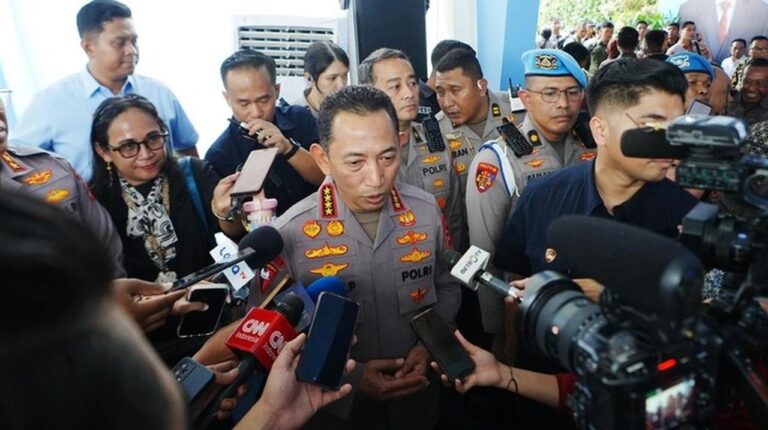 Kapolri Pastikan Pemulihan Pascabencana Optimal, Bantuan 16 Truk Diserahkan di Tapteng