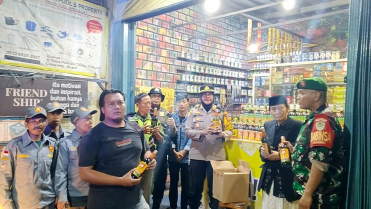 Jelang Ramadan, Polisi Megamendung Sita 50 Botol Miras Ilegal di Puncak Bogor