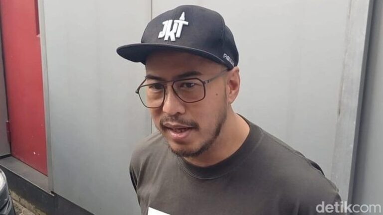 Pandji Pragiwaksono Angkat Bicara soal Laporan Polisi Terkait Materi Stand-Up “Mens Rea” Pandji Pragiwaksono Angkat Bicara soal Laporan Polisi Terkait Materi Stand-Up “Mens Rea”