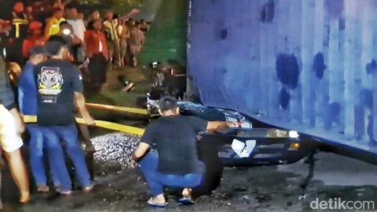 Truk Kontainer Timpa Sedan di Karawang, Ayah, Ibu, dan Balita Tewas Seketika Truk Kontainer Timpa Sedan di Karawang, Ayah, Ibu, dan Balita Tewas Seketika