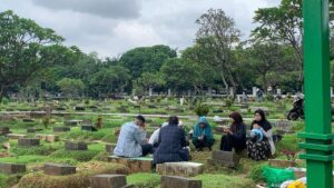 Tradisi Ziarah Makam Jelang Ramadan: Pengingat Keluarga dan Momen Spiritual di TPU Menteng Pulo