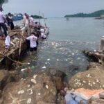 Kader Gerindra Bersih-bersih Sampah di Akses Wisata Pulau Merak Besar Cilegon