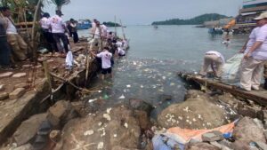 Kader Gerindra Bersih-bersih Sampah di Akses Wisata Pulau Merak Besar Cilegon