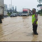 Banjir Pantura Kaligawe Semarang Lumpuhkan Arus Lalu Lintas, Kendaraan Mogok Massal