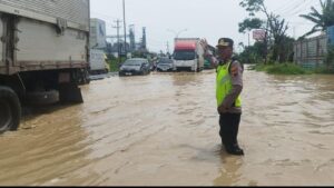 Banjir Pantura Kaligawe Semarang Lumpuhkan Arus Lalu Lintas, Kendaraan Mogok Massal