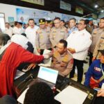 Kapolri Jenderal Listyo Sigit Prabowo Ikut Donor Darah Bersama Buruh di HUT ke-53 KSPSI