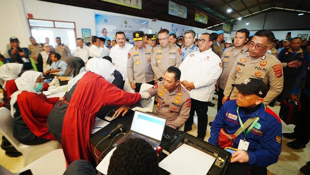 Kapolri Jenderal Listyo Sigit Prabowo Ikut Donor Darah Bersama Buruh di HUT ke-53 KSPSI