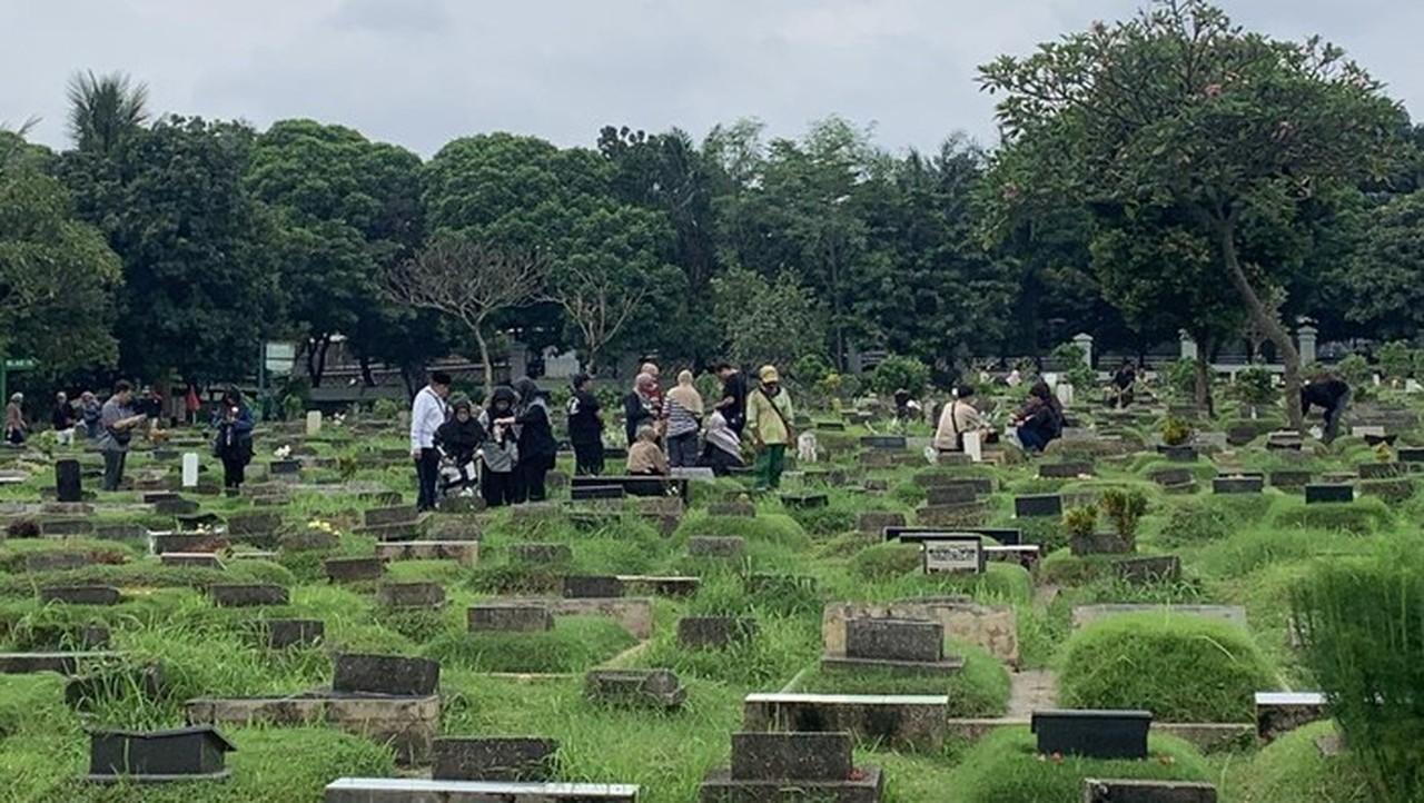 Jelang Ramadan, TPU Menteng Pulo Ramai Peziarah: Tradisi Ziarah Makam Jelang Puasa Jelang Ramadan, TPU Menteng Pulo Ramai Peziarah: Tradisi Ziarah Makam Jelang Puasa